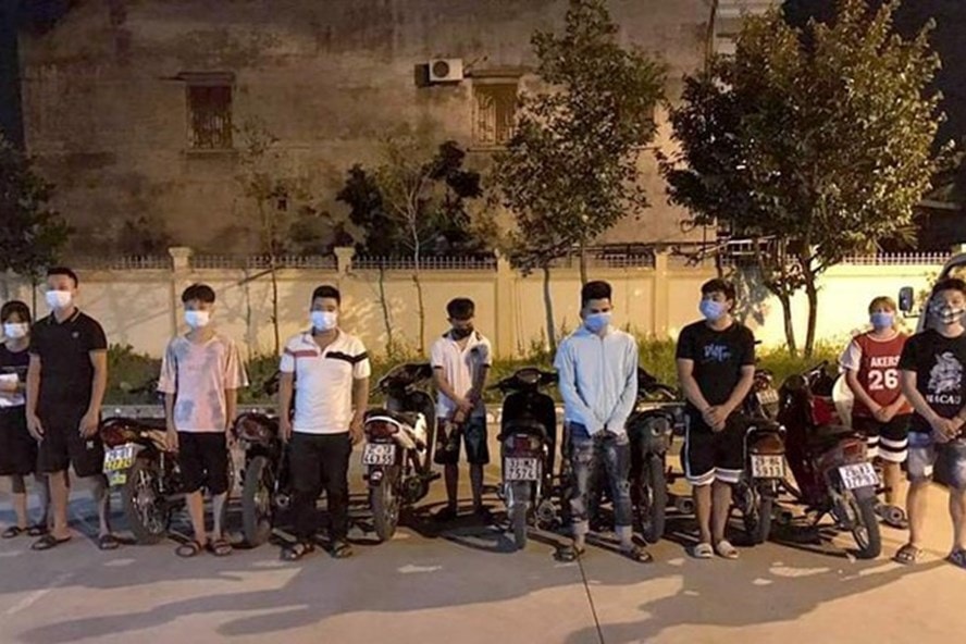 Nhóm thanh thiếu niên đua xe trái phép giữa mùa dịch Covid-19, bị phát hiện, xử lý. Ảnh: laodong.vn