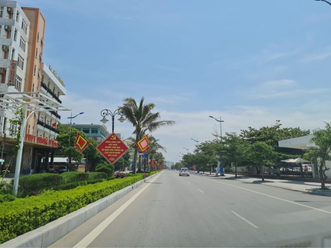 Đường Hồ Xuân Hương, trục chính của TP Sầm Sơn vắng vẻ trong ngày cuối tuần 16/5. Ảnh: Minh Anh