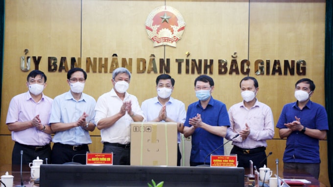 Thứ trưởng Bộ Y tế Nguyễn Trường Sơn trao hơn 3,7 nghìn test nhanh hỗ trợ công tác xét nghiệm Covid-19 trên địa bàn tỉnh. Ảnh: TL