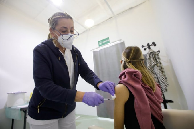 Một nhân viên y tế tiêm vắc xin COVID-19 ở Ý. Ảnh: Reuters