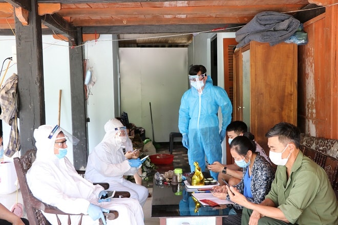 Đội ngũ phóng viên, nhà báo ở các địa phương luôn đồng hành, chia sẻ khó khăn với lực lượng y tế. Ảnh: Thanh Tiến