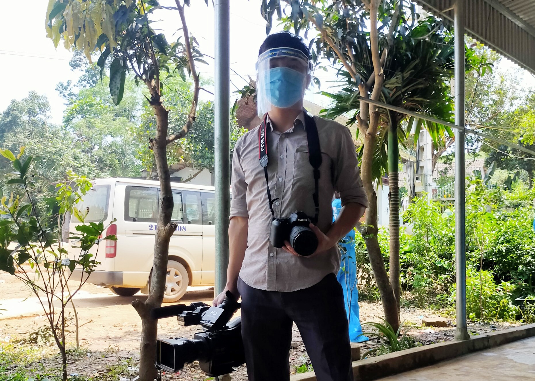 Anh Thanh Tiến phóng viên Trung tâm Truyền thông và Văn hóa huyện Trấn Yên, tỉnh Yên Bái trong lần tác nghiệp về hoạt động phòng, chống dịch bệnh Covid 19 trên địa bàn huyện. Ảnh: NVCC