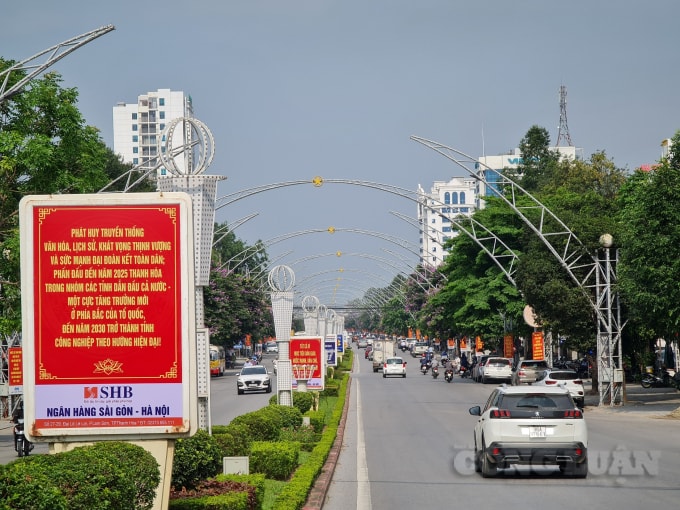 Tại TP Thanh Hóa cờ Tổ quốc, cờ Đảng, panô, biểu ngữ chào mừng ngày bầu cử