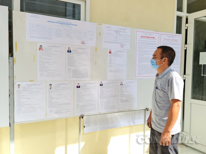 Cử tri tìm hiểu về các ứng cử viên tại điểm bầu cử tại khu phố Tài Lộc, phường Trường Sơn, TP Sầm Sơn
