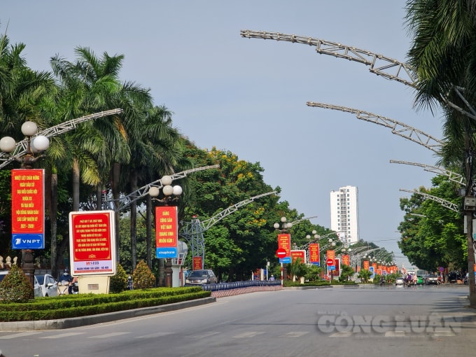 Đại lộ Lê Lợi TP Thanh Hoá được rực rỡ Pano, khẩu hiệu tuyên truyền cho bầu cử