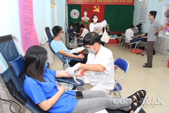 Tình nguyện viên hiến máu (Ảnh: CVL)