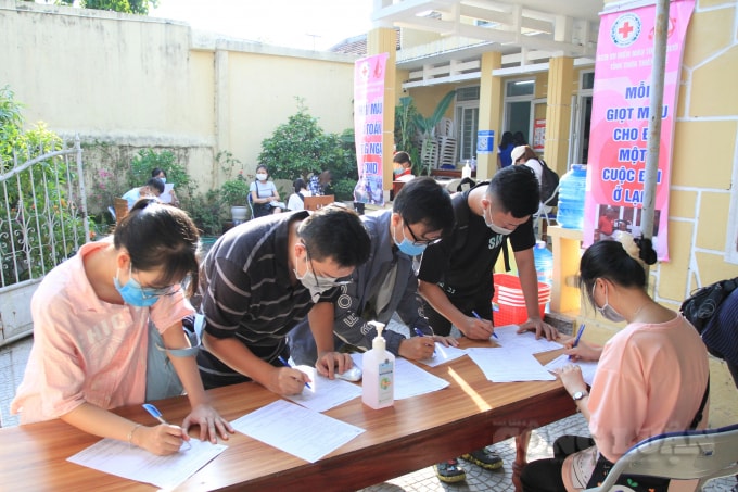 Các tình nguyện viên ký vào đơn hiến máu, để cấp cứu bênh nhân. (Ảnh: CVL)