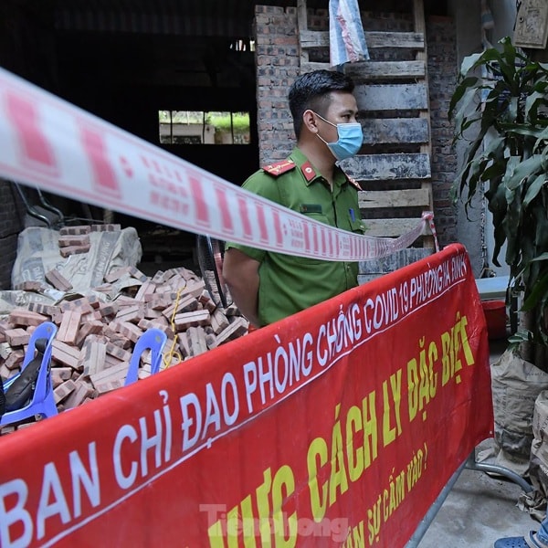 Chiều 17/5, lực lượng chức năng quận Thanh Xuân đã tiến hành khử khuẩn, phong tỏa 20 hộ dân tại ngõ 212 Khương Đình. Ảnh: TPO