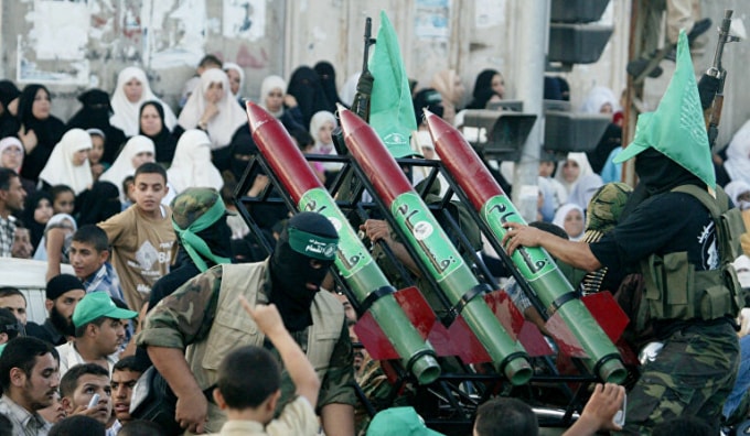 Phong trào Hamas phô trương vũ khí trong một buổi diễu hành. Ảnh: Sputnik
