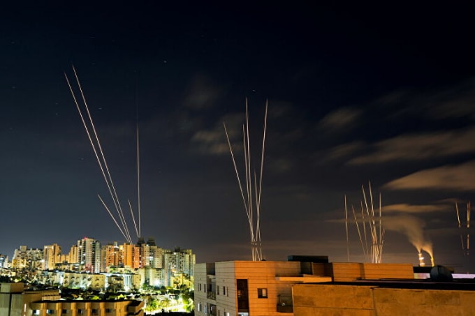 Những vệt sáng do rocket tạo thành được bắn từ Dải Gaza về phía Israel. Ảnh: Sputnik