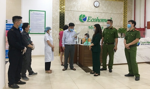 Lãnh đạo quận Bắc Từ Liêm chỉ đạo các biện pháp phòng, chống dịch COVID-19 tại chung cư Ecohome 3, sáng 17/5. Ảnh: Báo Hà Nội mới