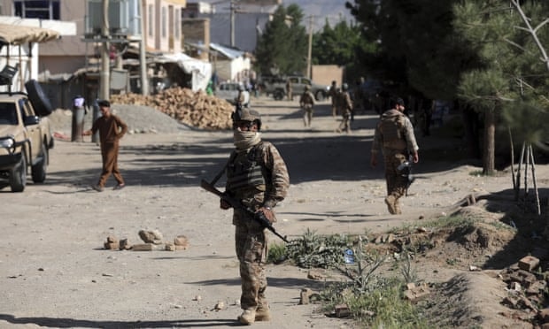 Cảnh sát Afghanistan tại hiện trường vụ đánh bom ở Kabul. Ảnh: Reuters