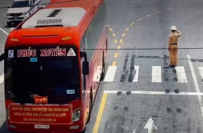 Hình ảnh chiến sỹ CSGT công an huyện Yên Dũng, Bắc Giang chào đoàn xe chở y, bác sỹ chống dịch như thay lời cảm ơn của triệu trái tim. Ảnh cắt từ Video Clip