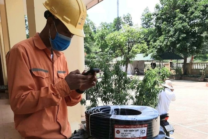 Hình ảnh đối tượng cùng tang vật vụ việc. Ảnh: laodong.vn
