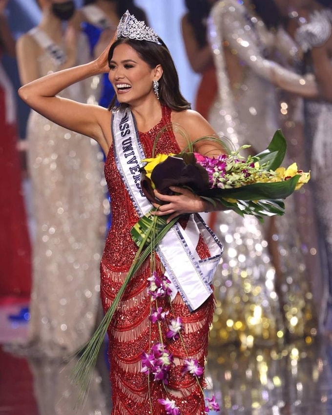 Andrea Meza rạng rỡ trong giây phút đăng quang.