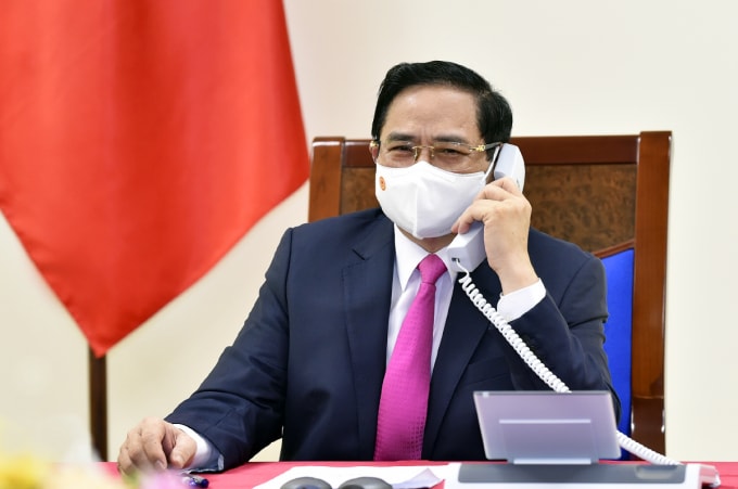 Thủ tướng Phạm Minh Chính điện đàm với Thủ tướng Nhật Bản Suga Yoshihide.