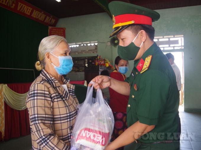Người dân khu cách ly rất vui mừng khi nhận món quà của Bộ CHQS tỉnh Thừa Thiên Huế.