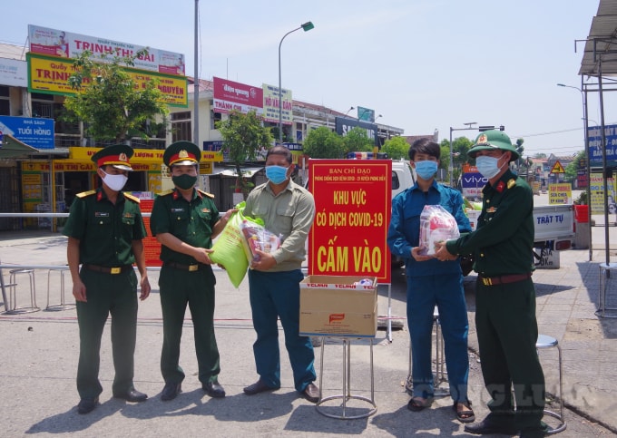 Bộ CHQS tỉnh Thừa Thiên Huế hỗ trợ lương thực, nhu yếu phẩm cho các gia đình nghèo, gia đình chính sách, neo đơn.