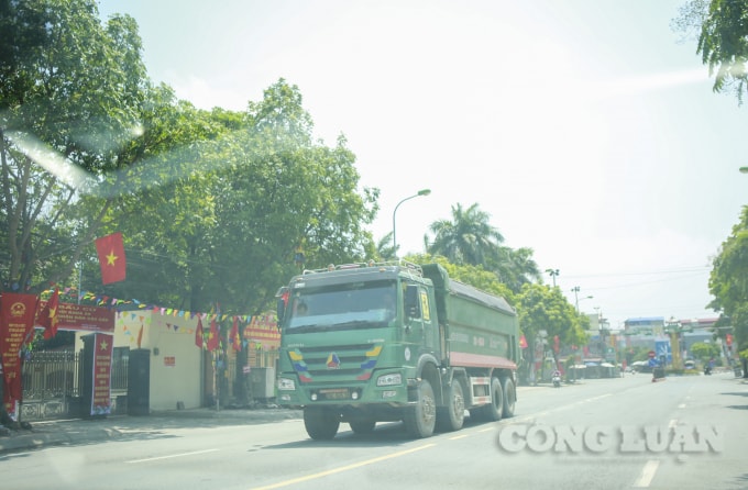 Các xe cơ nới, quá tải không chỉ di chuyển qua tuyến đường đang thi công cầu Quan Sơn, mà hầu hết khắp các trục đường quanh trung tâm huyện Mỹ Đức (Hà Nội). Điều kỳ lạ là các xe này đều có thể di chuyển bình thường, thoải mái mà không bị kiểm tra, xử lý.