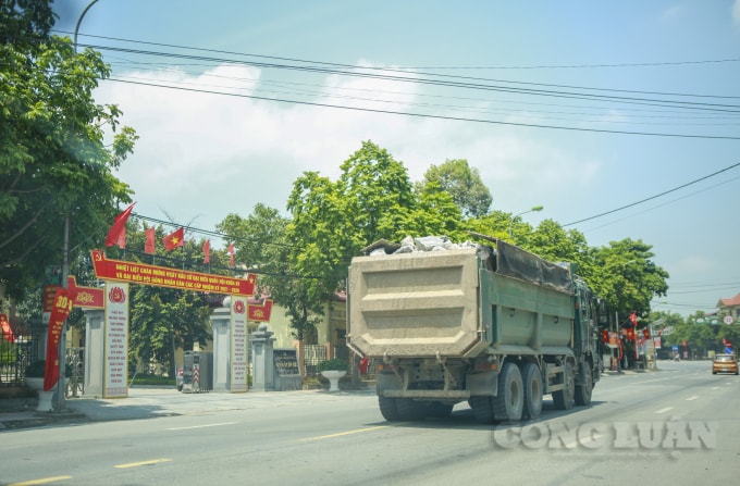 Người dân địa phương cho hay, một phần các xe tải di chuyển nhiều trên các tuyến đường huyện, xã cũng do dự án thi công cầu Quan Sơn lại không xây dựng đường tránh cho các phương tiện đi lại. Theo phương án phân luồng giao thông chỉ những xe nhỏ dưới 3,5 tấn đi vòng qua các đường làng. Trong khi các xe tải trọng lớn hơn 3,5 tấn phải đi qua các tuyến tỉnh lộ, đường trục huyện, đường liên xã khác nhưng những tuyến đường này cũng có tải trọng cầu và đường rất nhỏ không đủ cho giao thông.