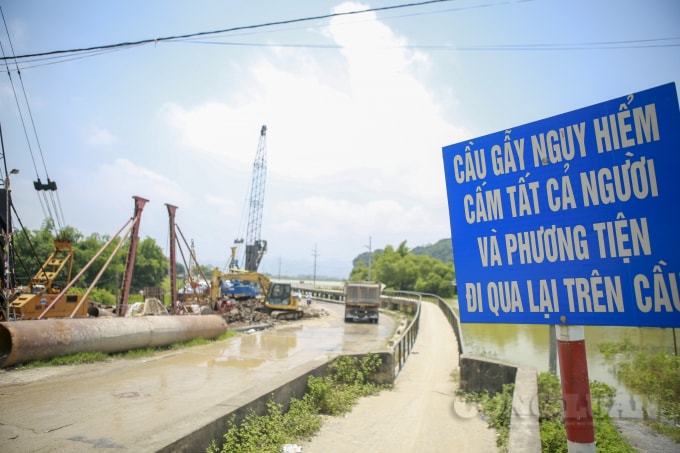 Mặc dù đã có biển cấm và biển cảnh báo nhưng các phương tiện vẫn vô tư di chuyển qua tuyến đường đang thi công cầu Quan Sơn.