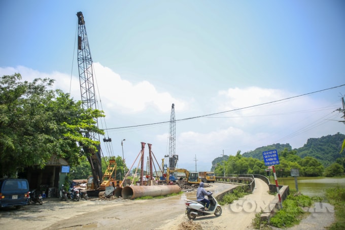 Trong khi chờ các đơn vị thi công cắm thêm biển cấm, các phương tiện vận tải, xe cỡ lớn, cơi nới, quá tải vẫn đều đặn di chuyển rầm rộ qua tuyến đường này. Đặc biêt, các xe quá tải trọng di chuyển ở đây không hề thấy lực lượng chức năng đứng ra xử lý các phương tiện.