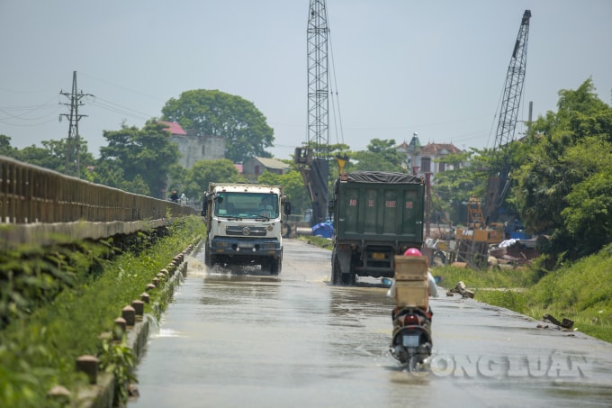 Còn các phương tiện xe con, xe khách có tổng chỗ ngồi dưới 16 chỗ, xe tải có tổng trọng tải toàn bộ dưới 3,5 tấn sẽ lưu thông theo lộ trình: Đường 424 – đường xã Hợp Tiến (thôn Viêm Khê) – cầu Phú Liễn – đường xã Hợp Tiến (thôn Phú Liễn) – đường 424 và ngược lại.