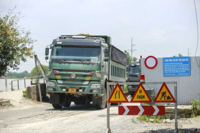 Ngoài việc cấm các phương tiện di chuyển qua tuyến đường đang thi công cầu Quan Sơn, Sở GTVT Hà Nội cũng đã tổ chức phân luồng tại chỗ đối với các phương tiện như sau: Đối với người đi bộ, xe thô sơ, xe máy sẽ lưu thông trên cầu cạn hiện có song song với đập tràn cầu Dậm hoặc lưu thông theo lộ trình: Đường 424 – đường xã Hợp Tiến (thôn Viêm Khê) – Cầu Phú Liễn – đường xã Hợp Tiến (thông Phú Liễn) – đường 424 và ngược lại.