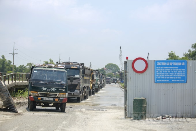 Nhưng theo ghi nhận của PV Báo Nhà báo và Công luận trong 2 ngày cuối tuần 15-16/5, trên tuyến đường này hàng loạt các phương tiện xe máy, xe con, xe tải…, xe quá khổ, quá tải di chuyển qua vị trí này như chưa hề có lệnh cấm.