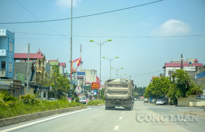 Các xe tải hầu hết là chở vật liệu xây dựng như đất, đá..., được lấy ở các mỏ đá, đất gần đó và đa số đều cơi nới thùng xe, có ngọn.