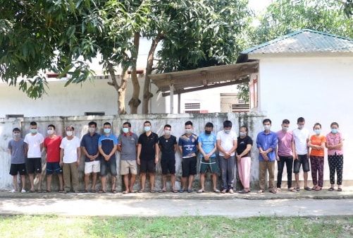Lực lượng công an bắt quả tang 18 đối tượng đang đánh bạc bằng hình thức xóc đĩa tại nhà của Nguyễn Chánh Thi