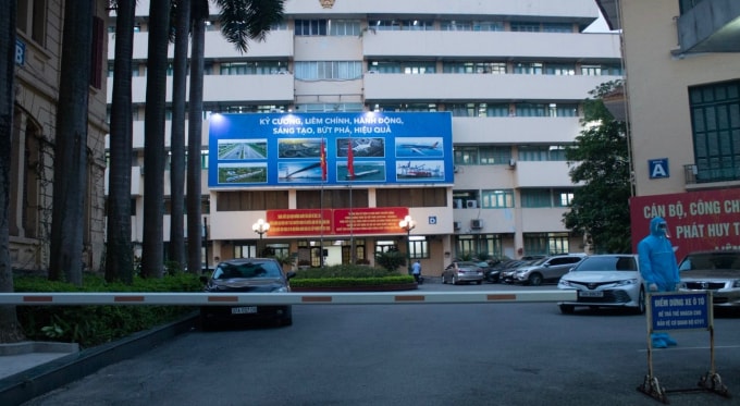 Bộ GTVT yêu cầu cán bộ, công chức, người lao động tại trụ sở Bộ tạm thời ở lại cơ quan cho đến khi có kết quả xét nghiệm chính thức của nhân viên nghi mắc COVID-19. Ảnh: TL