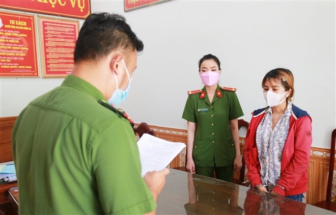 Lê Thị Kim Khánh (39 tuổi, trú tổ 24, phường Hòa Cường Bắc, Hải Châu, Đà Nẵng) đã bị Công an TP. Đà Nẵng bắt tạm giam 4 tháng để điều tra về hành vi lừa đảo chiếm đoạt tài sản. Ảnh: vtc.vn