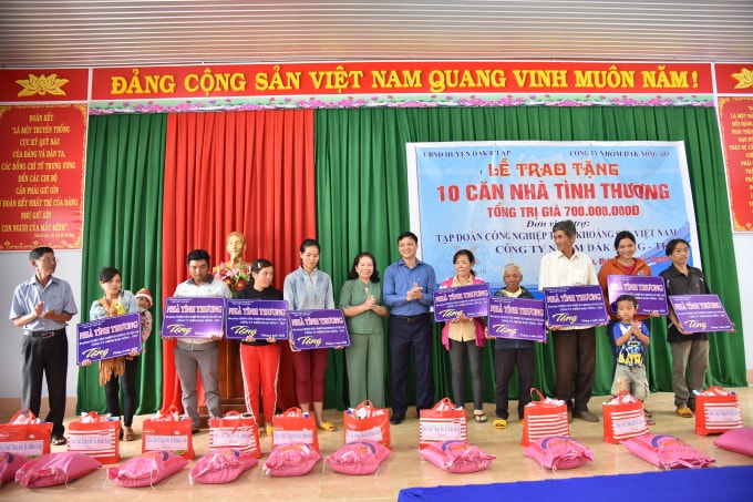 DNA8: Giám đốc Công ty nhôm Đắk Nông Nguyễn Bá Phong trao nhà tình thương cho người khó khăn huyện Đắk R’lấp.
