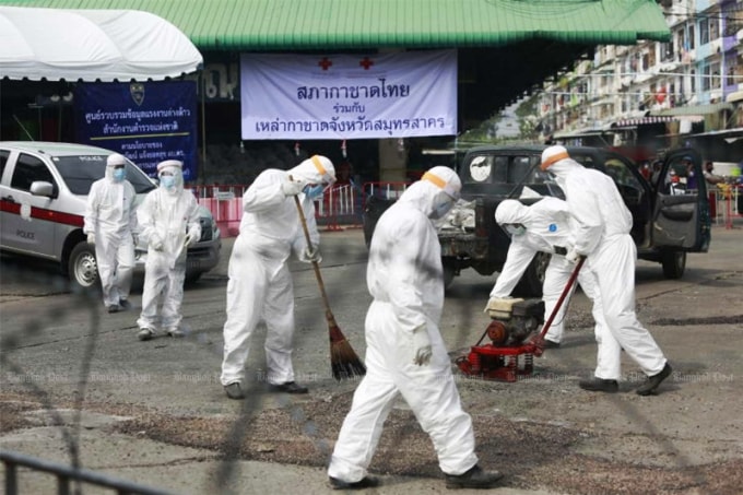 Các nhân viên y tế khử trùng tại khu chợ hải sản ở Samut Sakhon. Ảnh: Bưu điện Bangkok