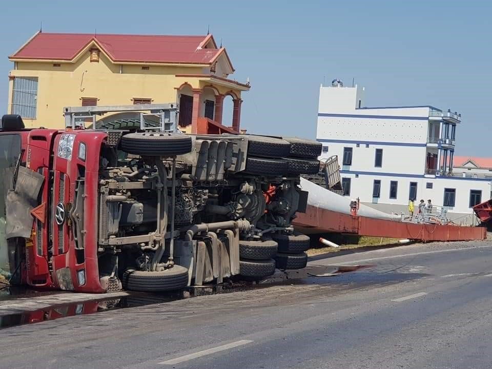 Hiện trường vụ lật xe chở cánh quạt điện gió. Ảnh: laodong.vn