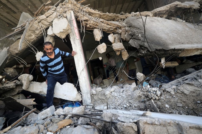 Một người đàn ông Palestine đi qua đống đổ nát sau cuộc không kích của Israel, ở thành phố Gaza ngày 17 tháng 5 năm 2021 - Ảnh: REUTERS / Mohammed Salem