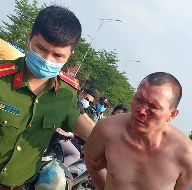 Đối tượng Đặng Phạm Sáu bị dẫn giải về cơ quan Công an