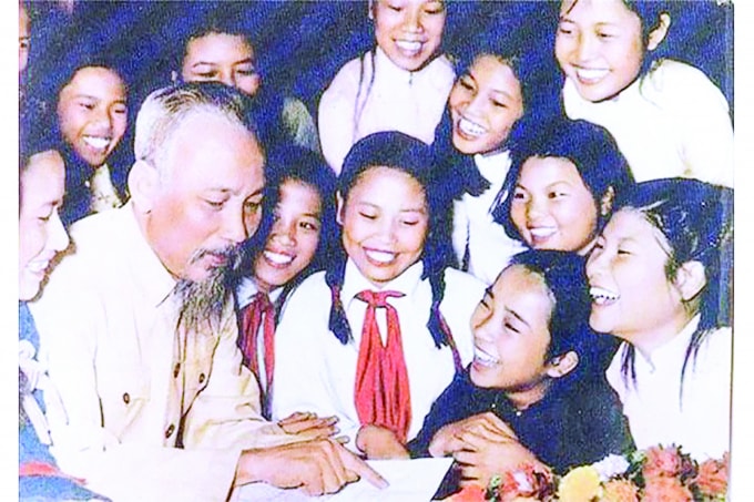Bác Hồ với thiếu nhi. Ảnh: TL.