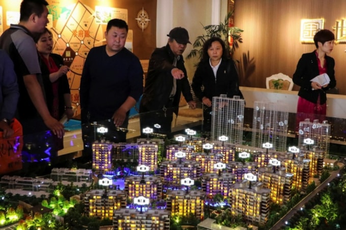 Người dân Trung Quốc hứng khởi đi xem và tìm mua nhà ở bất chấp những biện pháp hạn chế của chính phủ nước này. Ảnh: Getty.