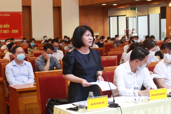 Bà Bùi Thị Hải Yến tại buổi tiếp xúc cử tri.