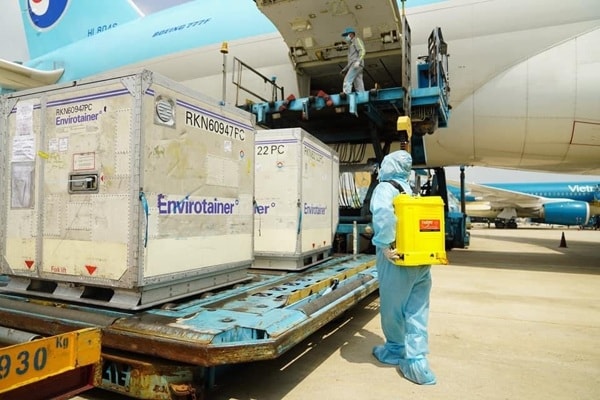 Lô vaccine phòng COVID-19 đầu tiên về Việt Nam hồi tháng 2/2021