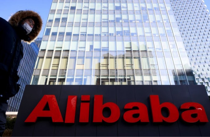 Logo của Tập đoàn Alibaba tại văn phòng ở Bắc Kinh, Trung Quốc.