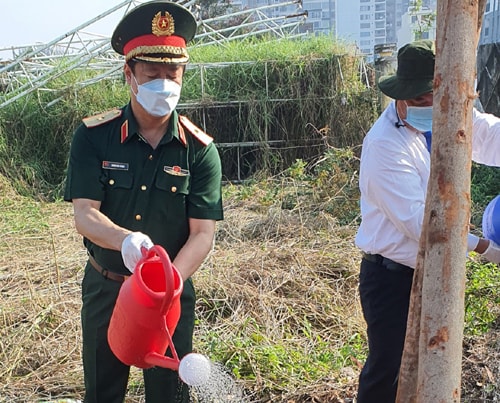 Thiếu tướng Dương Văn Thăng tham gia trồng nhiều cây xanh xung quanh sân vận động và những địa điểm công cộng của quận 7.