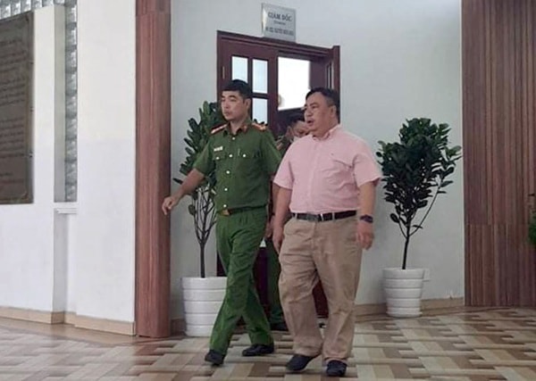 Giám đốc Bệnh viện Mắt TP HCM Nguyễn Minh Khải (bên phải) trong lần cơ quan điều tra khám xét nơi làm việc, ngày 4/11/2020