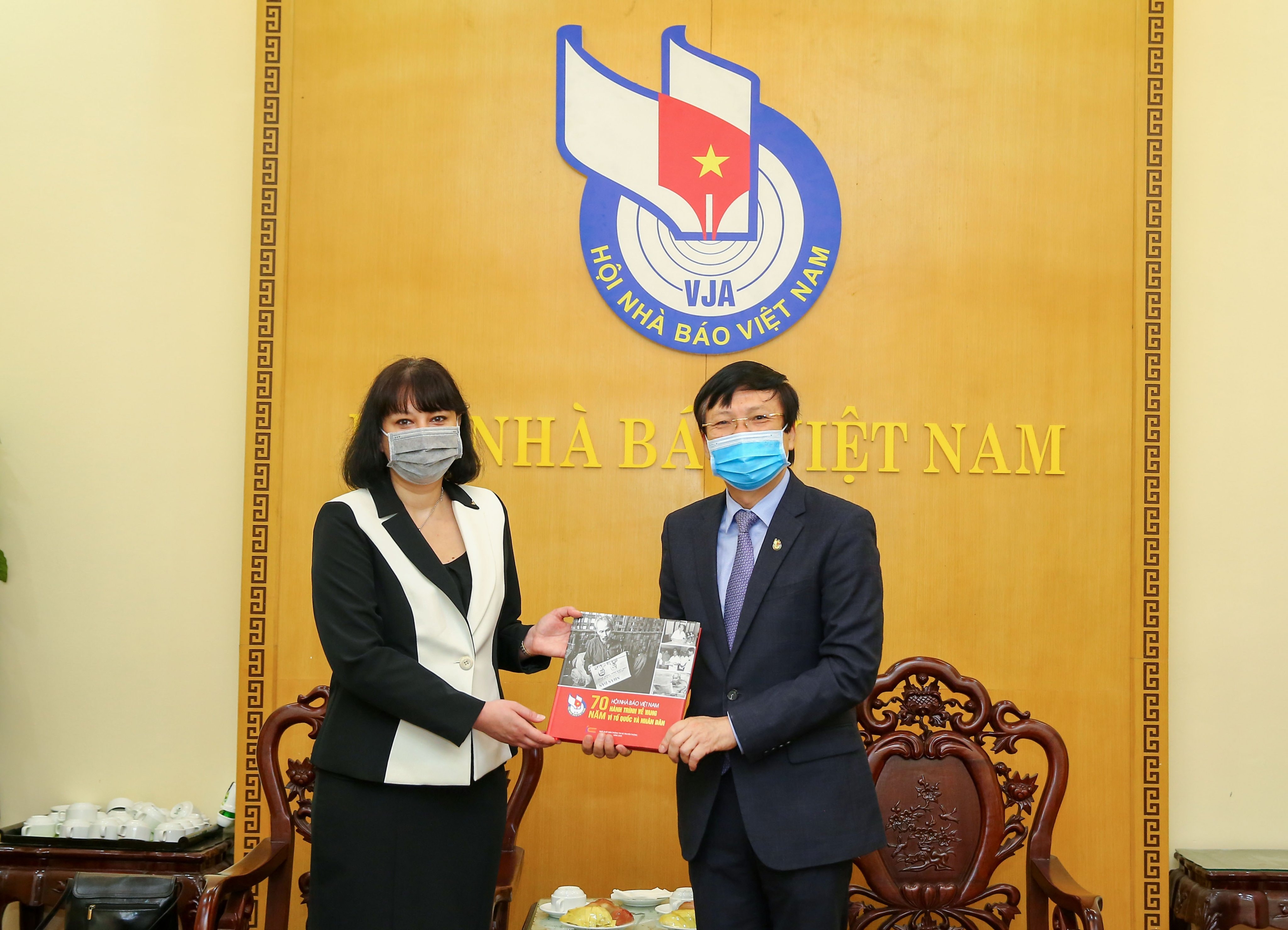Phó Chủ tịch Thường trực Hội Nhà báo Việt Nam Hồ Quang Lợi trao tặng đại sứ cuốn sách về 70 năm Ngày thành lập Hội Nhà báo Việt Nam. Ảnh: Sơn Hải