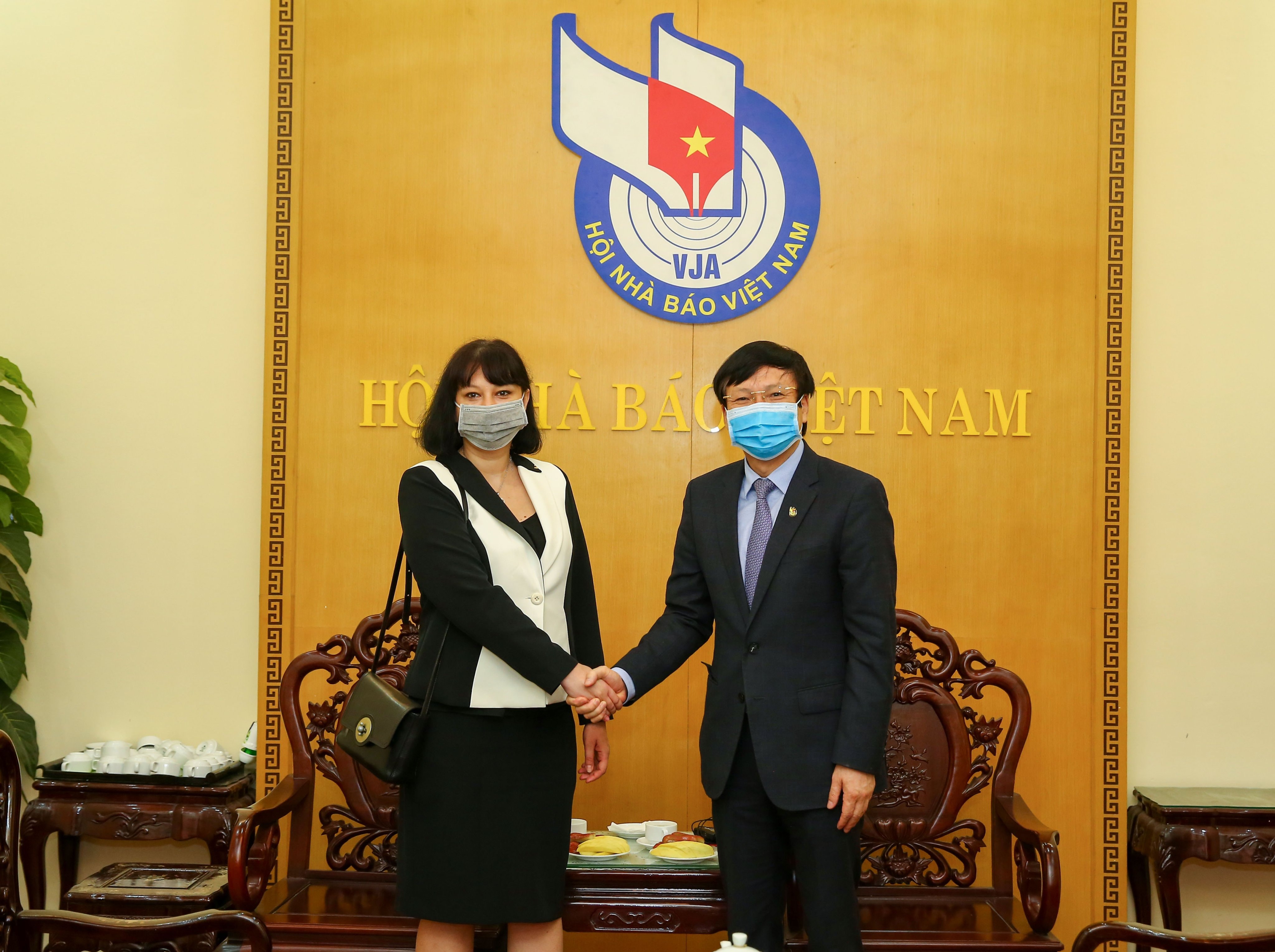 Phó Chủ tịch Thường trực Hội Nhà báo Việt Nam Hồ Quang Lợi tiếp Đại sứ Rumani tại Việt Nam Cristina Romila. Ảnh: Sơn Hải