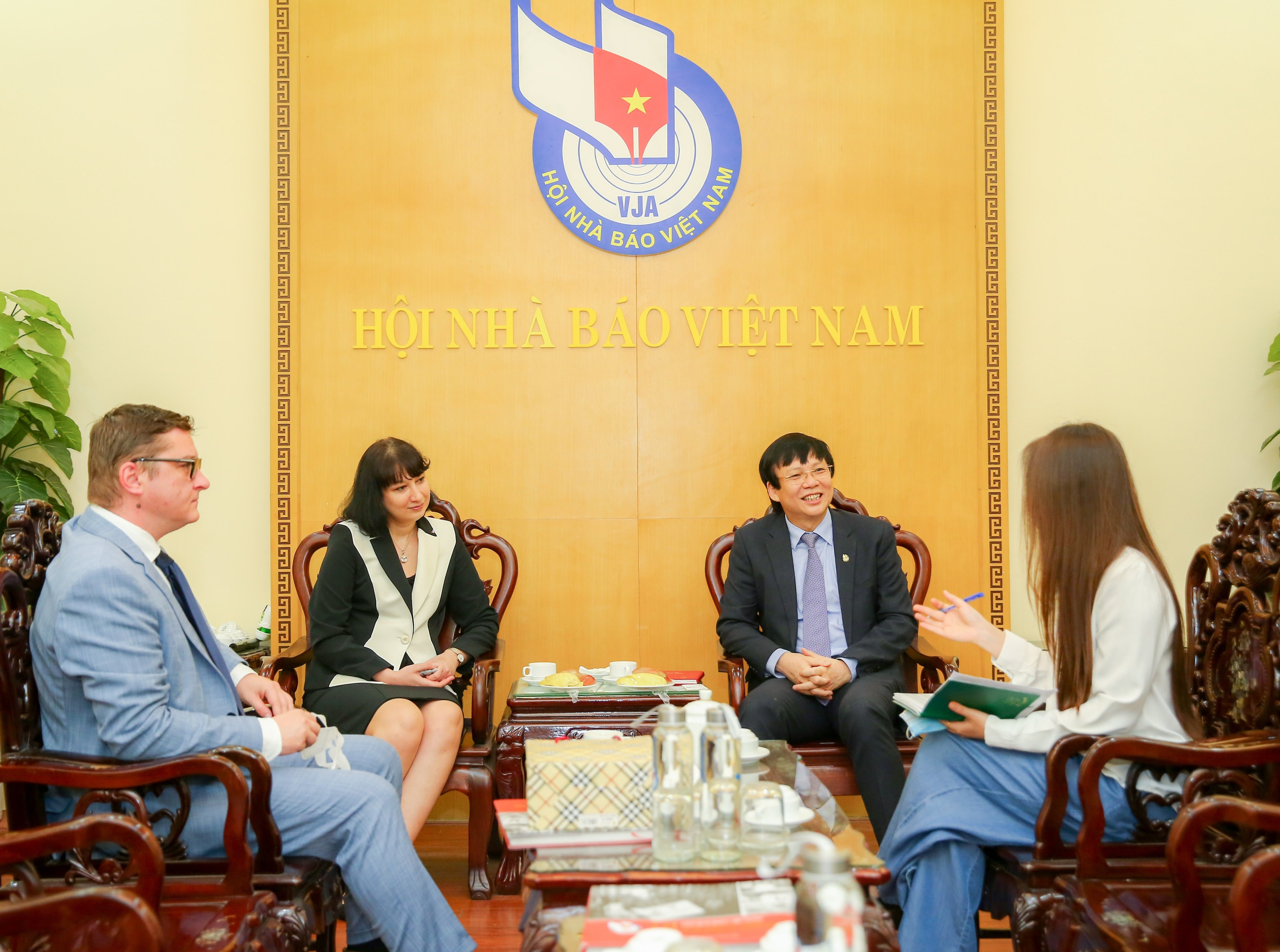 Trong bầu không khí thân tình, hữu nghị, lãnh đạo Hội Nhà báo Việt Nam và Đại sứ Rumani đã thông báo cho nhau về tình hình mỗi nước, cũng như mối quan hệ hợp tác truyền thống đặc biệt. Ảnh: Sơn Hải