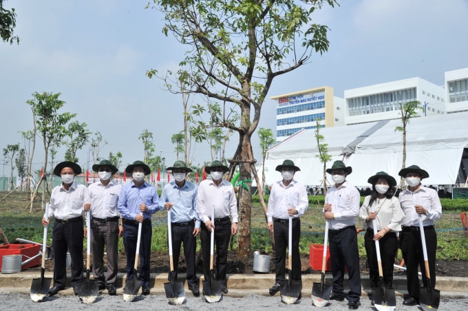 Lãnh đạo TP. HCM, chính quyền địa phương, ngành y tế... tham gia lễ phát động trồng cây tại cơ sở 2 Trường ĐH Y Khoa Phạm Ngọc Thạch.