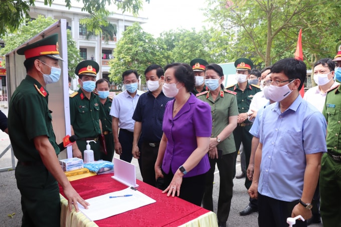 Bộ trưởng Bộ Nội vụ trò chuyện với đội ngũ làm công tác bầu cử.